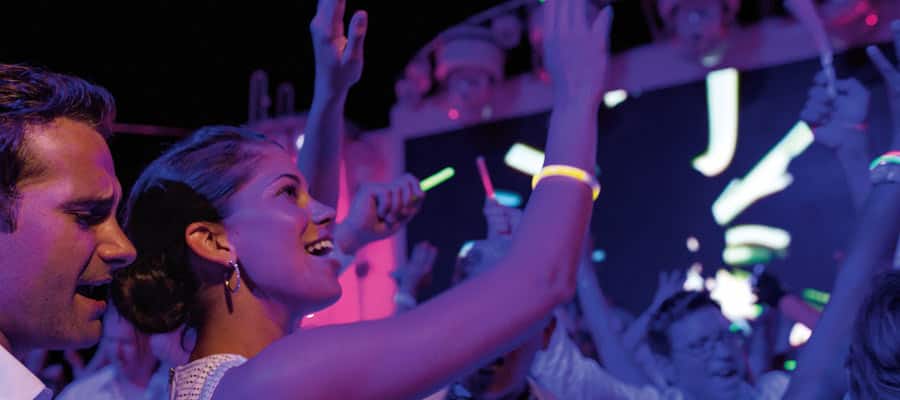 MI.gallery-entertainment-glow-party-on-norwegian-getaway-900x400 - 4